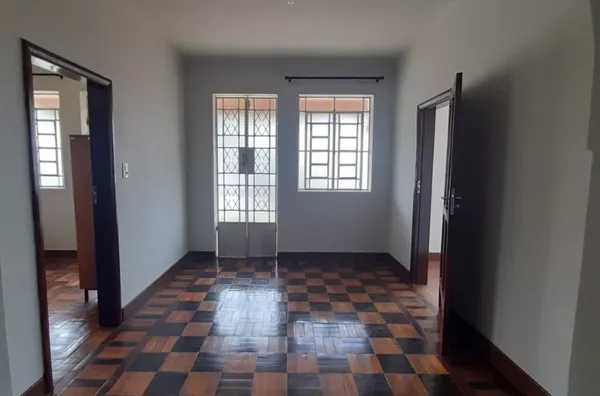 Aluga-se casa ampla com 5 quartos! Possui sala de TV, sala de jantar, cozinha, banheiros e sacada. Espaço e conforto para sua família. Venha conferir!