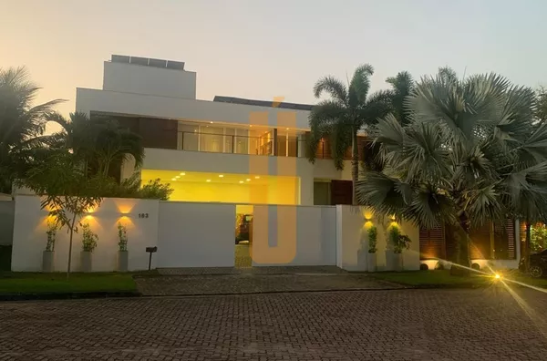 Mansão Contemporânea / Santa Mônica Jardins – 800m² Construídos em Terreno de 1.053m² | Piscina, Academia, 5 Suítes e Vista Panorâmica para a Barra