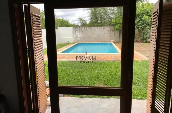 Excelente casa de 3 quartos, Lavabo, living, cozinha, área de serviço e garagem em Cruz Alta/RS