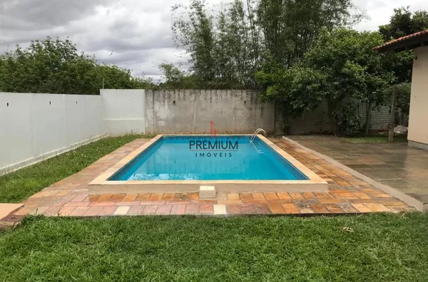 Excelente casa de 3 quartos, Lavabo, living, cozinha, área de serviço e garagem em Cruz Alta/RS