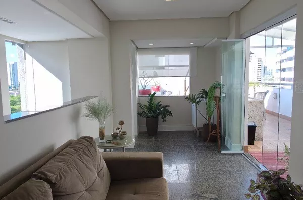 Cobertura reformada com piscina privativa no Imbuí