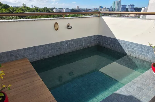 Cobertura reformada com piscina privativa no Imbuí