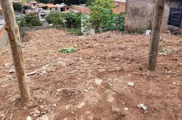Terreno com  379 m² -próximo a estação ferroviária e ponto de ônibus - Vila Constança (Botujuru) - Campo Limpo Paulista/SP