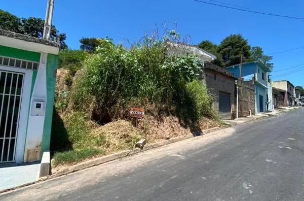 Terreno no bairro Vila Chacrinha (Botujuru), com 600 m² em aclive.Estuda proposta.