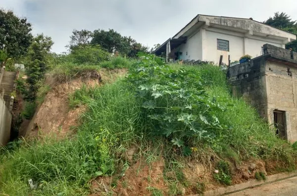 Terreno no bairro Vila Chacrinha (Botujuru), com 600 m² em aclive.Estuda proposta.