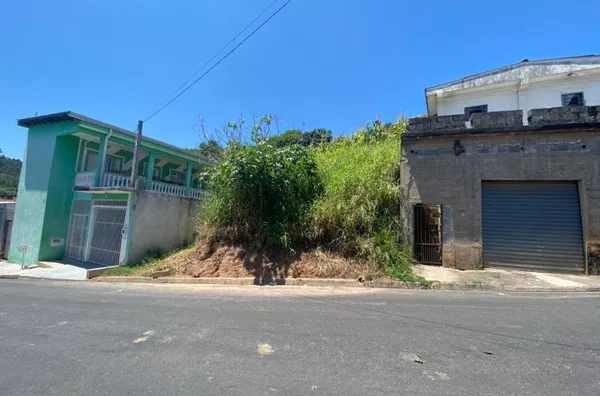Terreno no bairro Vila Chacrinha (Botujuru), com 600 m² em aclive.Estuda proposta.