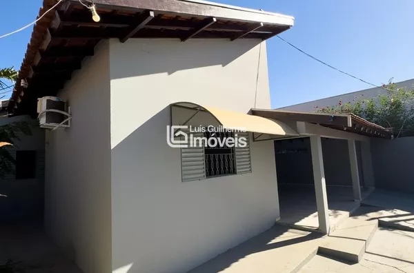 CASA Á 30m DA PRAÇA CENTRAL!