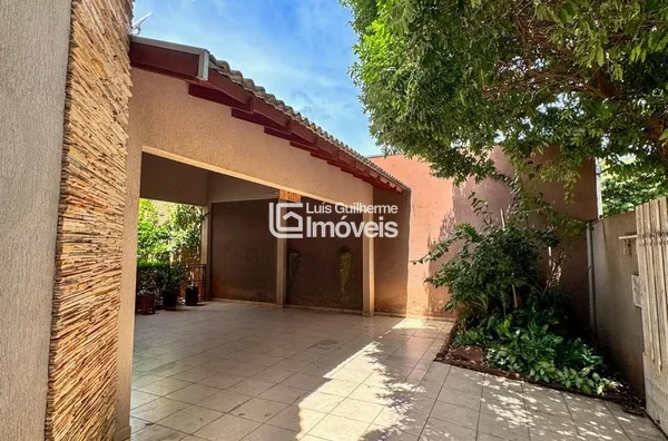 EXCELENTE CASA COM 4 QUARTOS E 1 SUÍTE NO CENTRO!