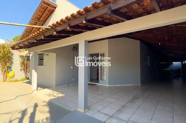 CASA Á 30m DA PRAÇA CENTRAL!