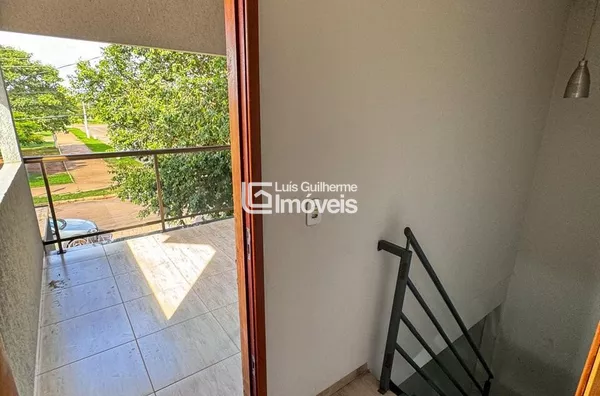 ÓTIMO SOBRADO- ESQUINA DE FRENTE PARA PRAÇA!