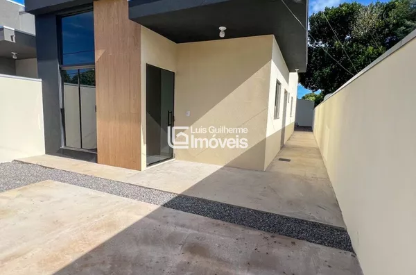 DUAS CASAS RECÉM CONSTRUÍDAS