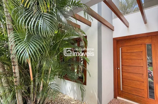 Casa ampla ótima localização!