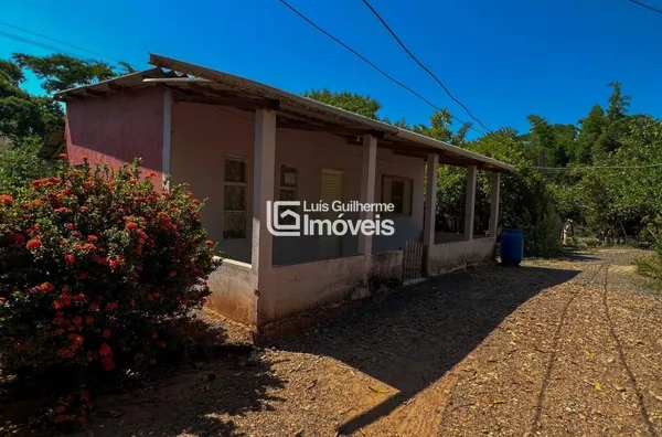 Terreno amplo com 5 casas construídas!