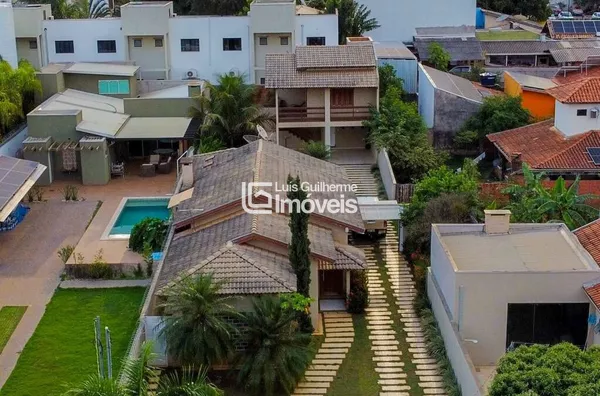 CASA COM AMPLO QUINTAL!