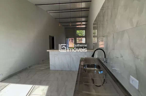 CASA COM AMPLO QUINTAL!