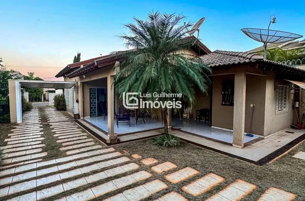 CASA COM AMPLO QUINTAL!