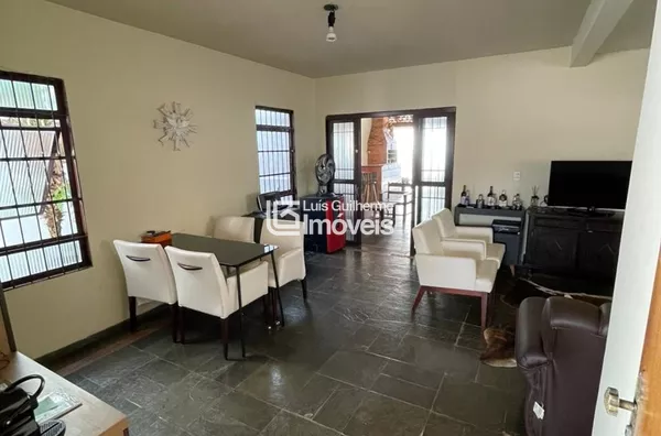 CASA COMERCIAL DISPONÍVEL Á VENDA!