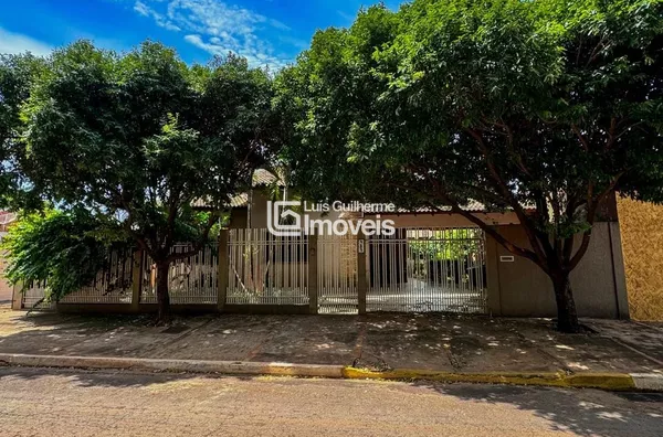 EXCELENTE CASA COM 4 QUARTOS E 1 SUÍTE NO CENTRO!