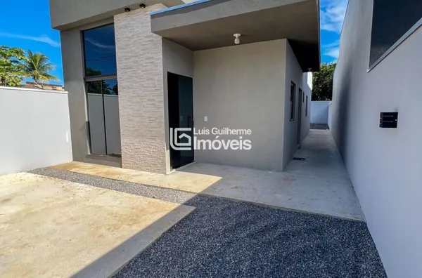 DUAS CASAS RECÉM CONSTRUÍDAS