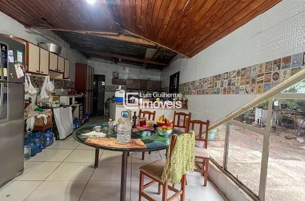 CASA NO CENTRO Á VENDA!