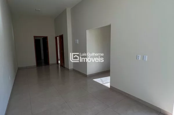 DUAS CASAS RECÉM CONSTRUÍDAS