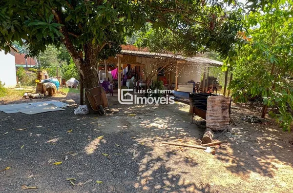 Terreno amplo com 5 casas construídas!