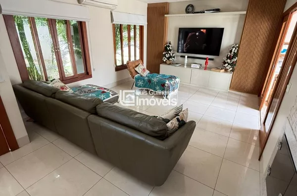 Casa ampla ótima localização!