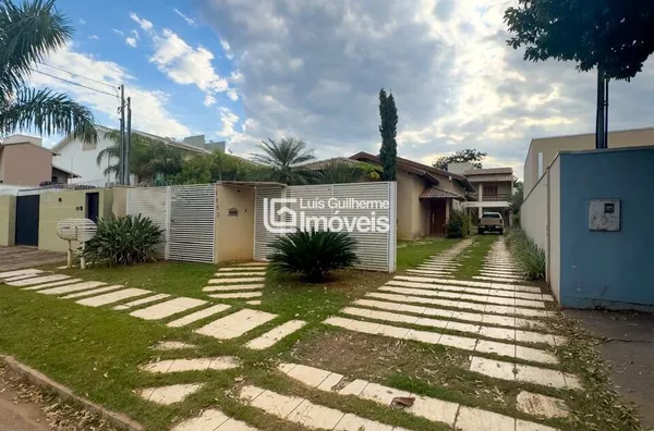 CASA COM AMPLO QUINTAL!