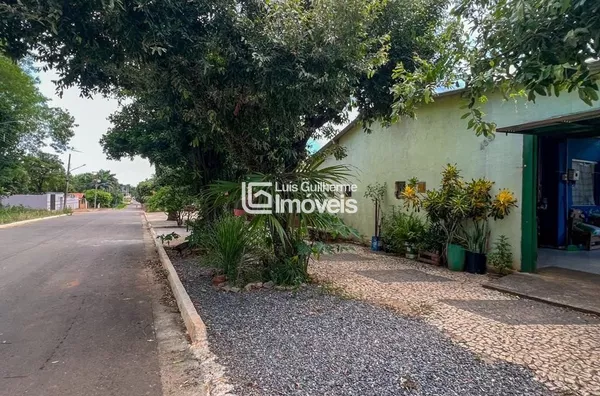 CASA NO CENTRO Á VENDA!