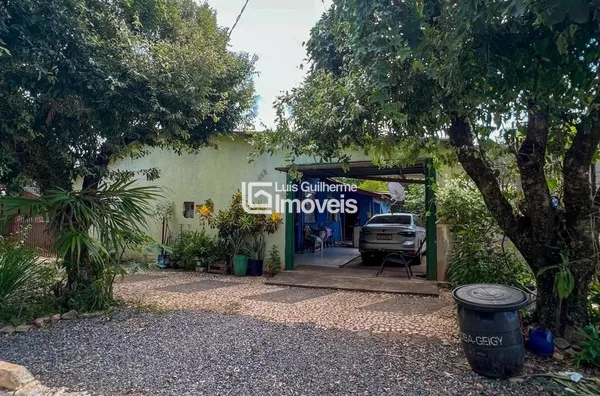 CASA NO CENTRO Á VENDA!