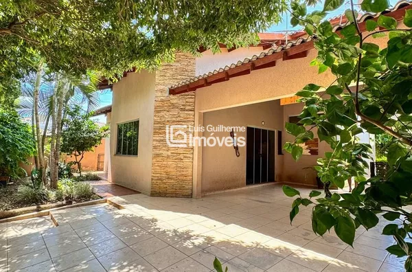 EXCELENTE CASA COM 4 QUARTOS E 1 SUÍTE NO CENTRO!