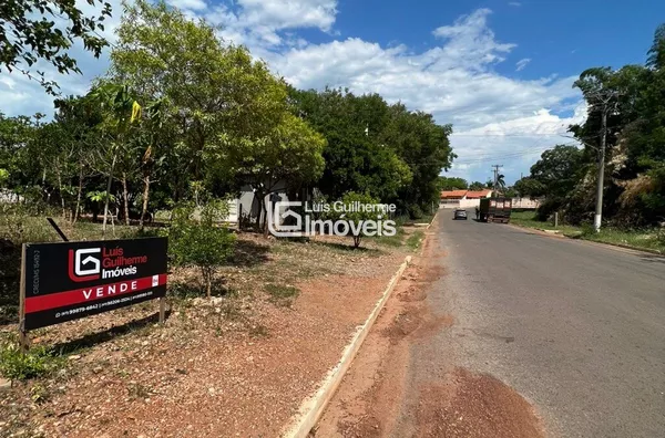 Terreno amplo com 5 casas construídas!