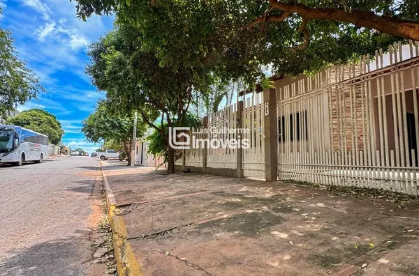 EXCELENTE CASA COM 4 QUARTOS E 1 SUÍTE NO CENTRO!