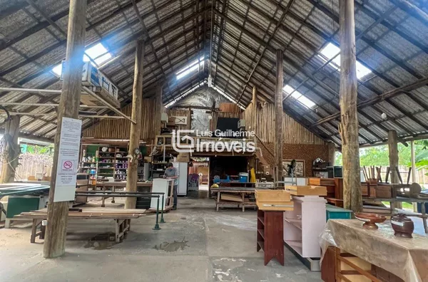 Galpão amplo á 3 quadras da Pilad Rebua!