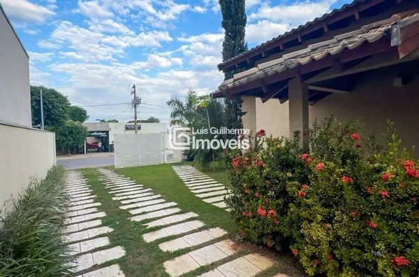 CASA COM AMPLO QUINTAL!