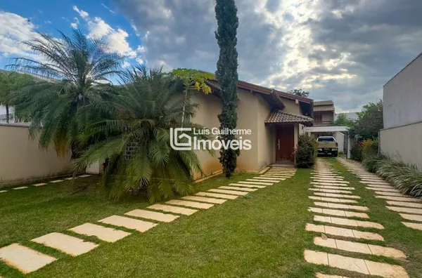 CASA COM AMPLO QUINTAL!