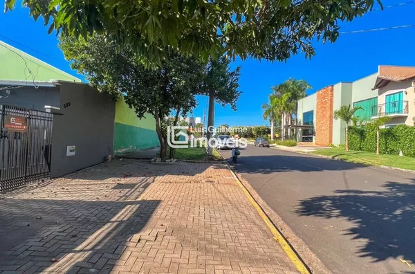 CASA NO CENTRO Á VENDA!