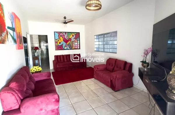 CASA Á 30m DA PRAÇA CENTRAL!