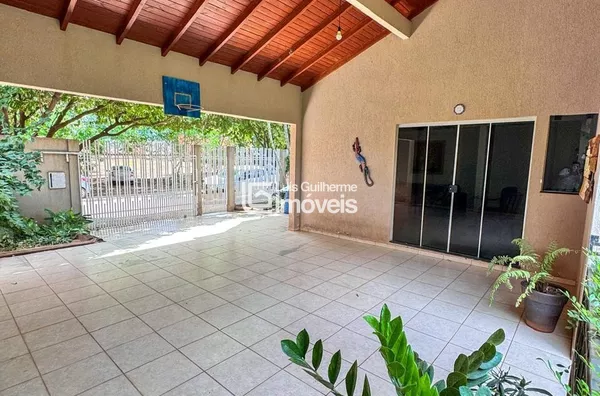 EXCELENTE CASA COM 4 QUARTOS E 1 SUÍTE NO CENTRO!