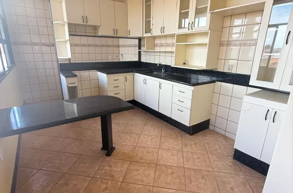 Casa no primeiro andar para aluguel, três quartos, três banheiros, com garagem, rua 12 Guriri Norte, São Mateus-ES