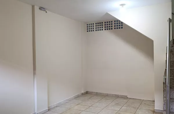 Casa tripex para aluguel,  três quartos, sendo um suíte, rua 38, próximo a pista, Guriri Norte, São Mateus-ES - Foto 2