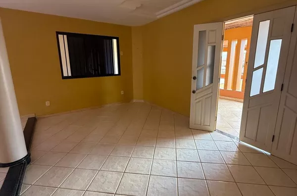 Casa no primeiro andar para aluguel, três quartos, três banheiros, com garagem, rua 12 Guriri Norte, São Mateus-ES