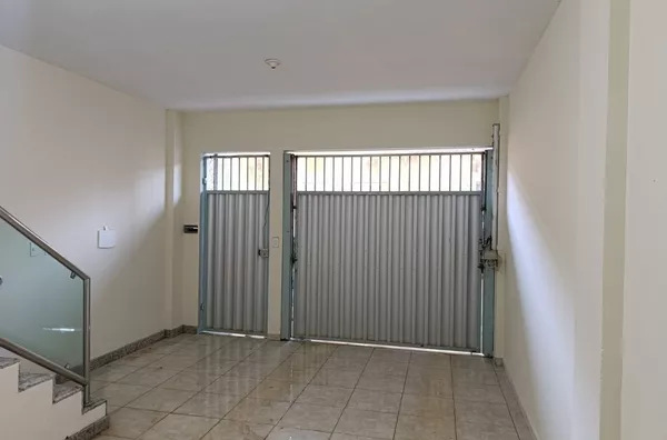 Casa tripex para aluguel,  três quartos, sendo um suíte, rua 38, próximo a pista, Guriri Norte, São Mateus-ES - Foto 3