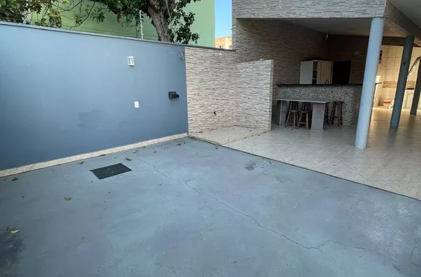 Casa duplex para aluguel,  4 quartos, 3 banheiros, duas vagas de garagem, bairro de Fátima, São Mateus-ES