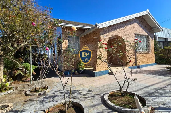 Casa com amplo terreno à venda em Uvaranas 