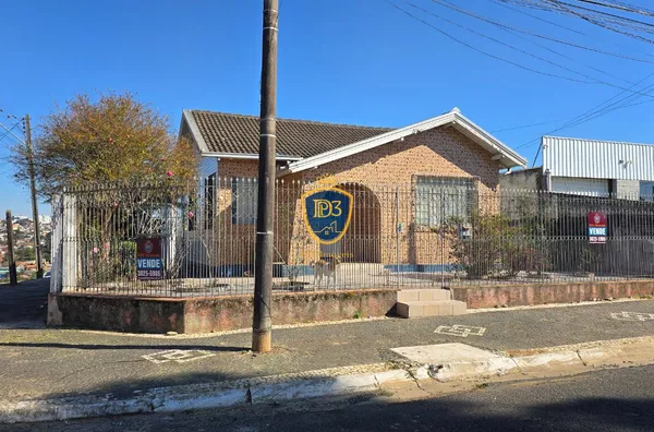 Casa com amplo terreno à venda em Uvaranas 