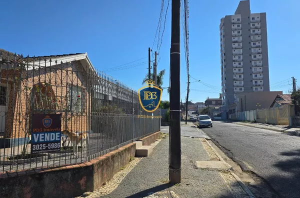 Casa com amplo terreno à venda em Uvaranas 