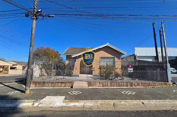 Casa com amplo terreno à venda em Uvaranas 