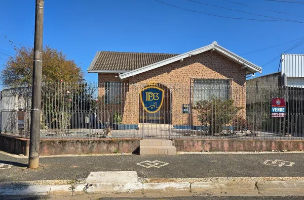 Casa com amplo terreno à venda em Uvaranas 