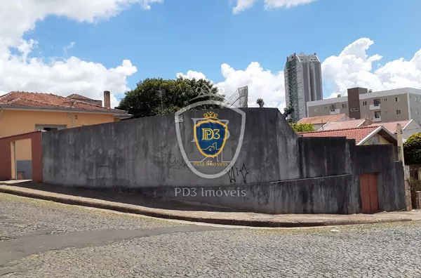 Casa à venda em Uvaranas - Duas quadras da HAVAN 